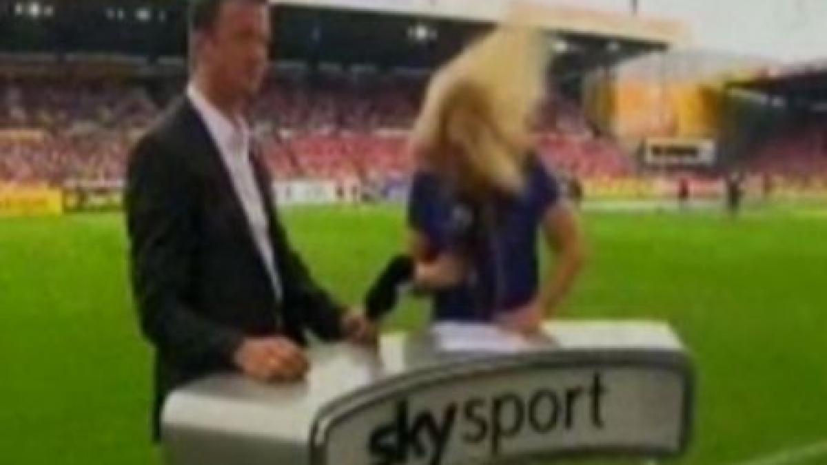 o jurnalista primeste o minge in cap in timpul unei transmisiuni live video