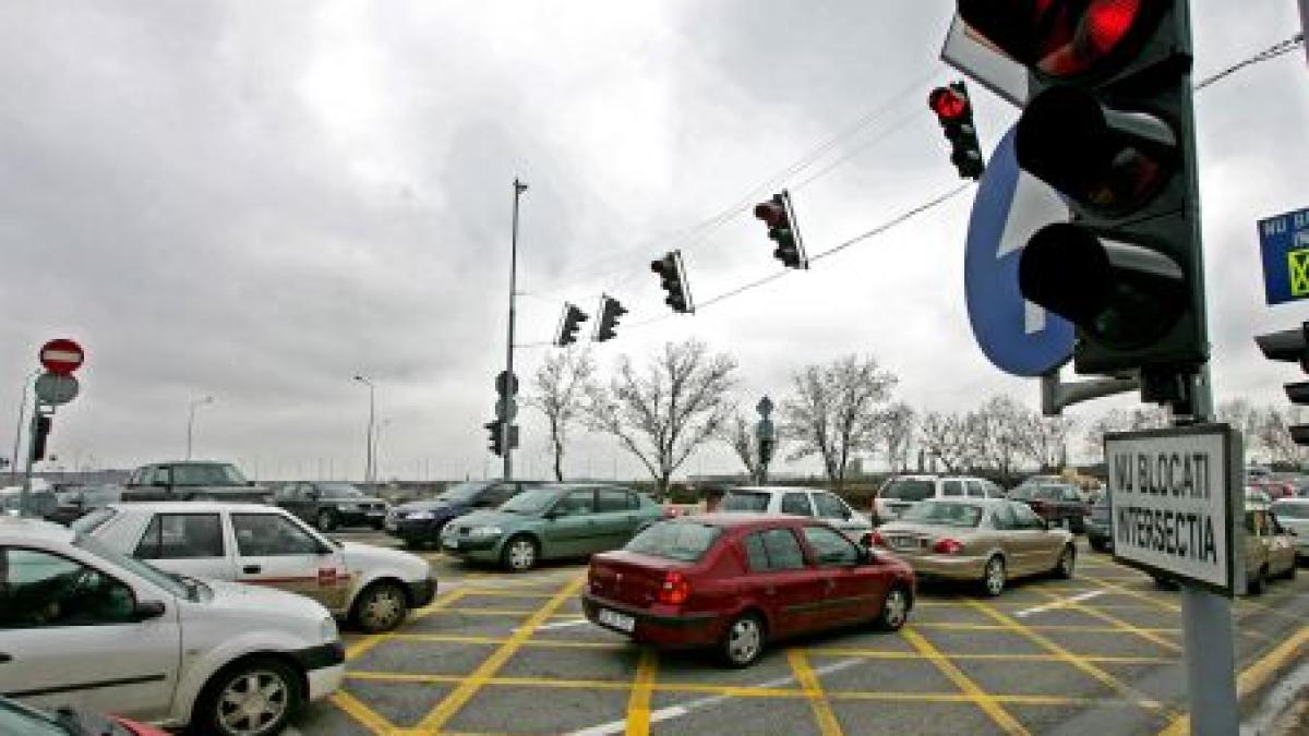 doi oameni raniti usor cu un pistol cu bile in centrul galatiului