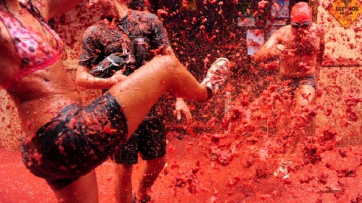 festivalul tomatina distractie cu rosii pe strazile spaniole video