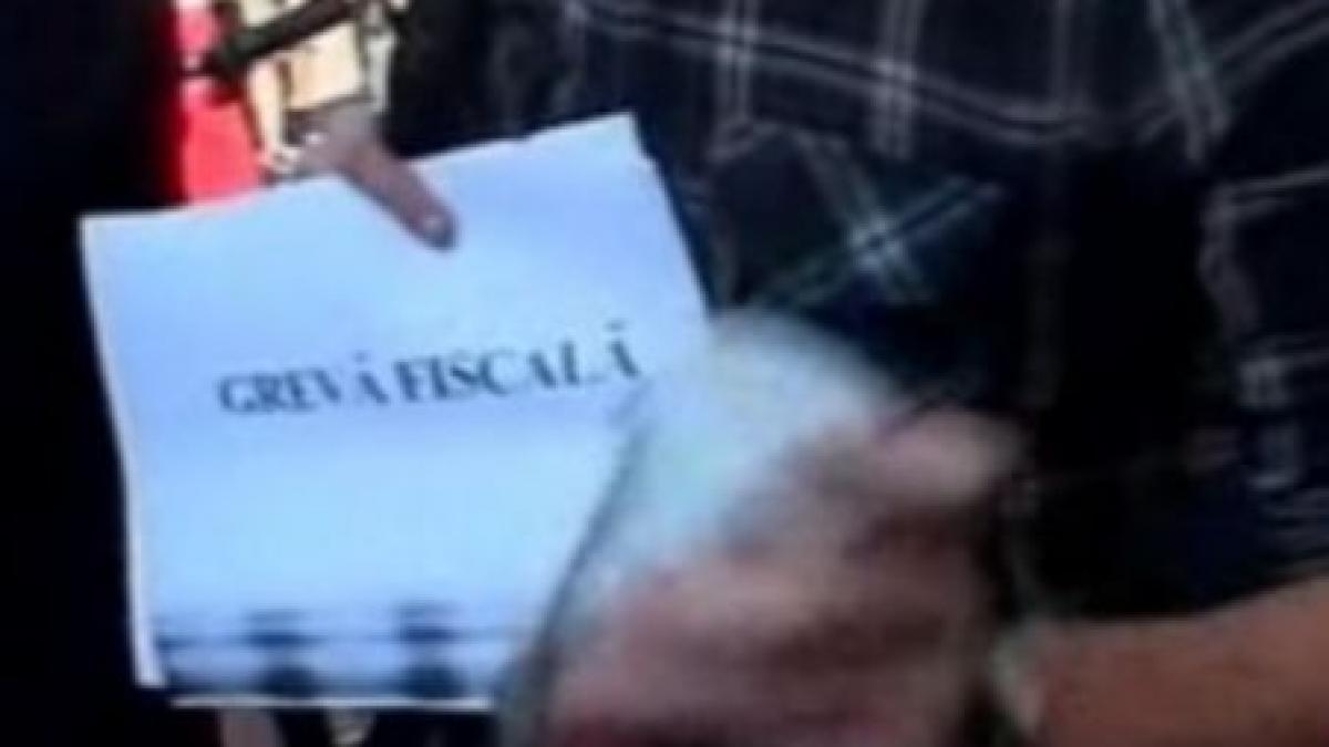 protest inedit al artistilor la ministerul de finante au adus borcane umplute cu monede video