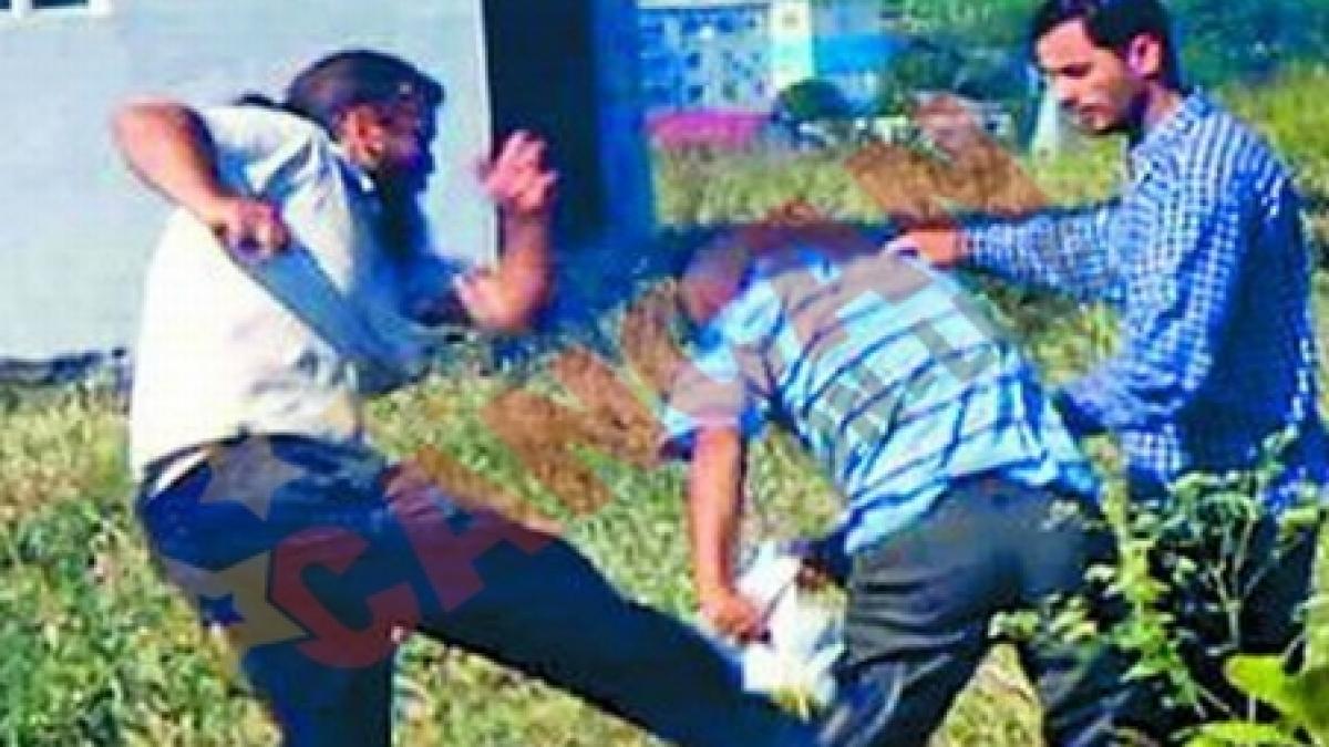 staretul unei manastiri din constanta filmat in timp ce bate un batran video