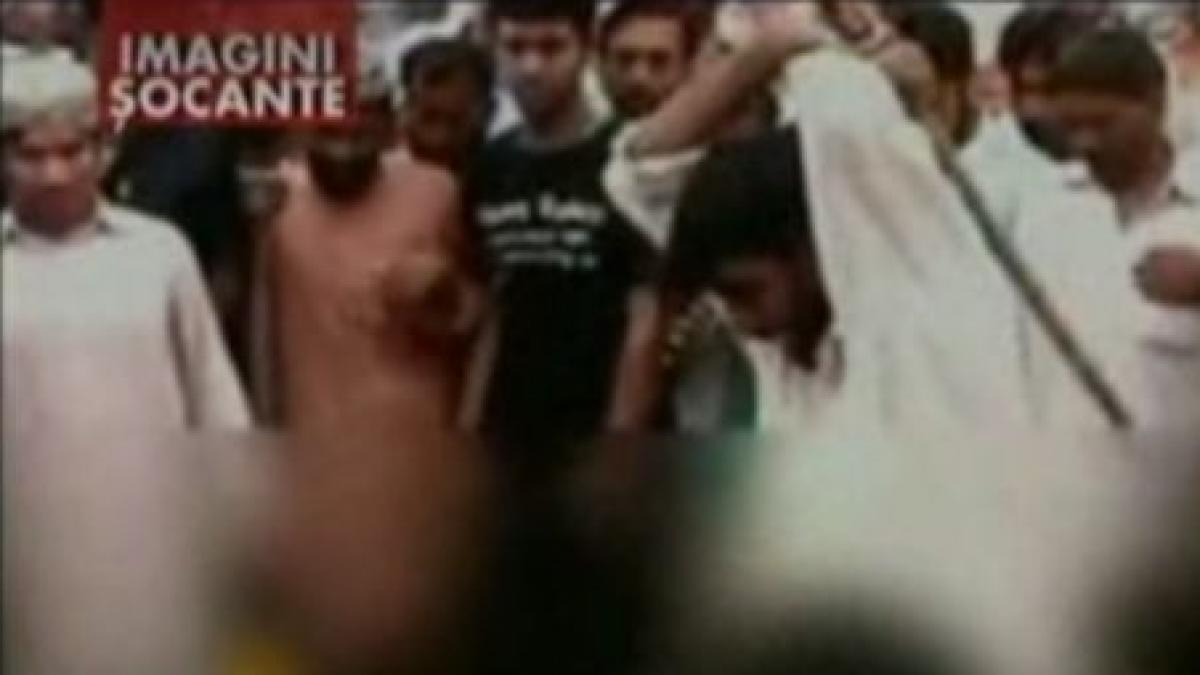 tineri din pakistan linsati de multime in fata unor politisti imagini socante