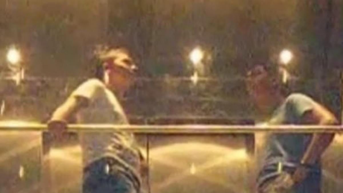 doi tineri din buzau au ramas blocati in liftul exterior al unui centru comercial