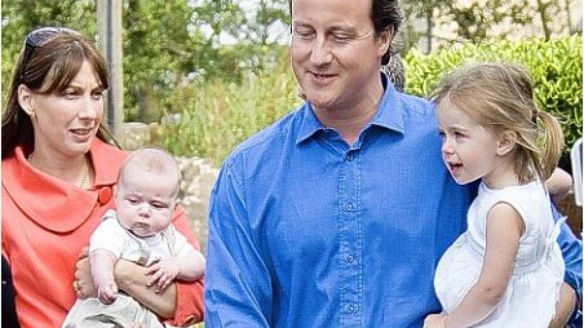in plina criza premierul britanic isi ia concediu de paternitate