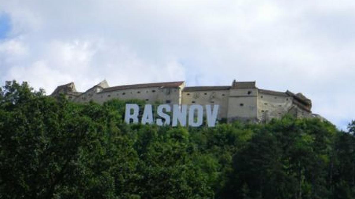 scene din batalii celebre si costume militare la festivalul istoric de la rasnov video