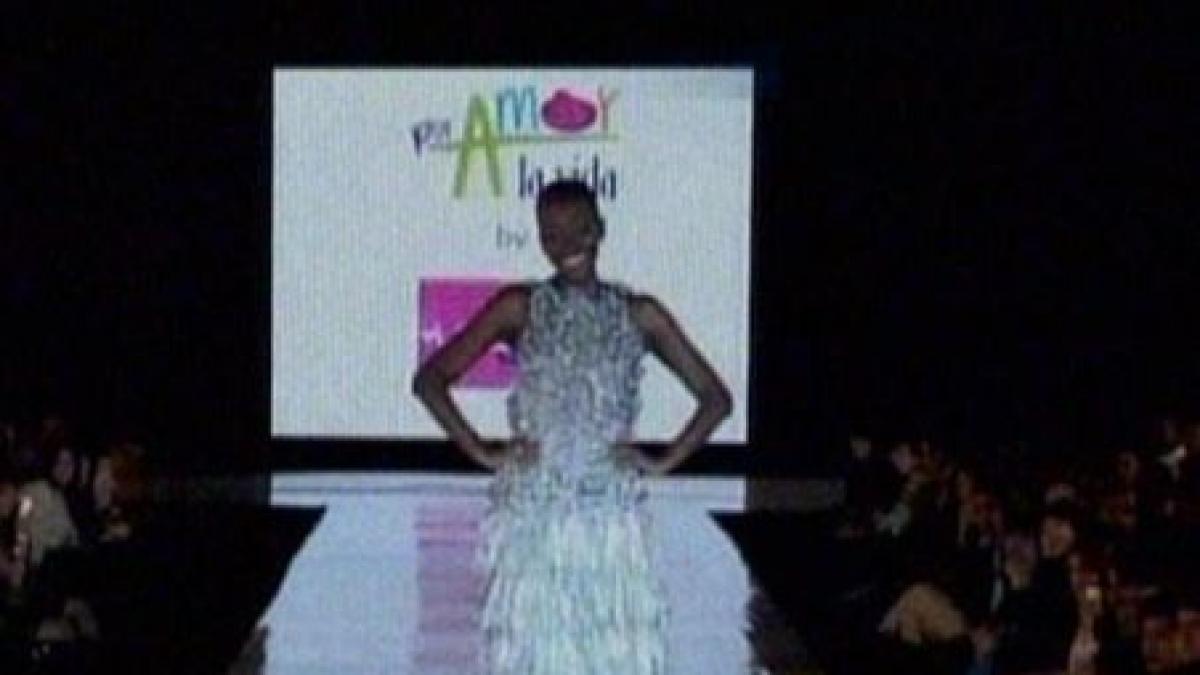 columbia parada de moda cu prezervative pentru a atrage atentia asupra virusului hiv