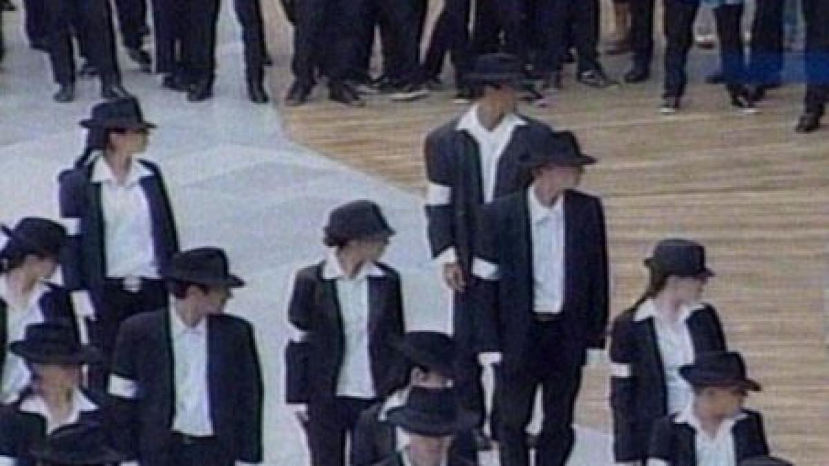fanii lui michael jackson danseaza pentru a marca 52 de ani de la nasterea artistului video