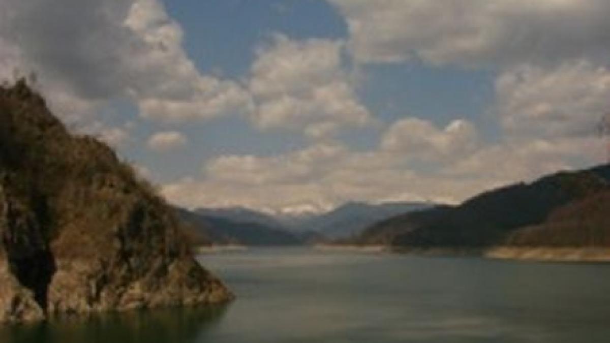 sapte turisti surprinsi de viitura la barajul vidraru video