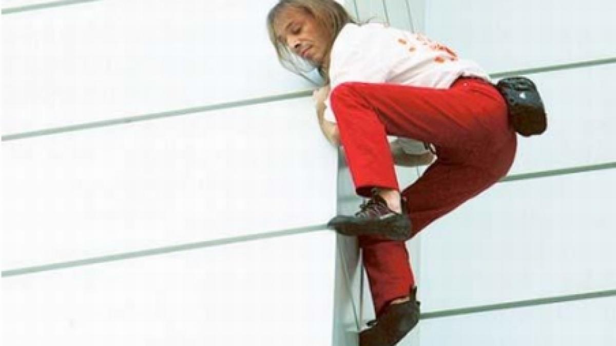 omul paianjen a fost arestat la sydney dupa ce s a catarat pe o cladire de 57 de etaje video