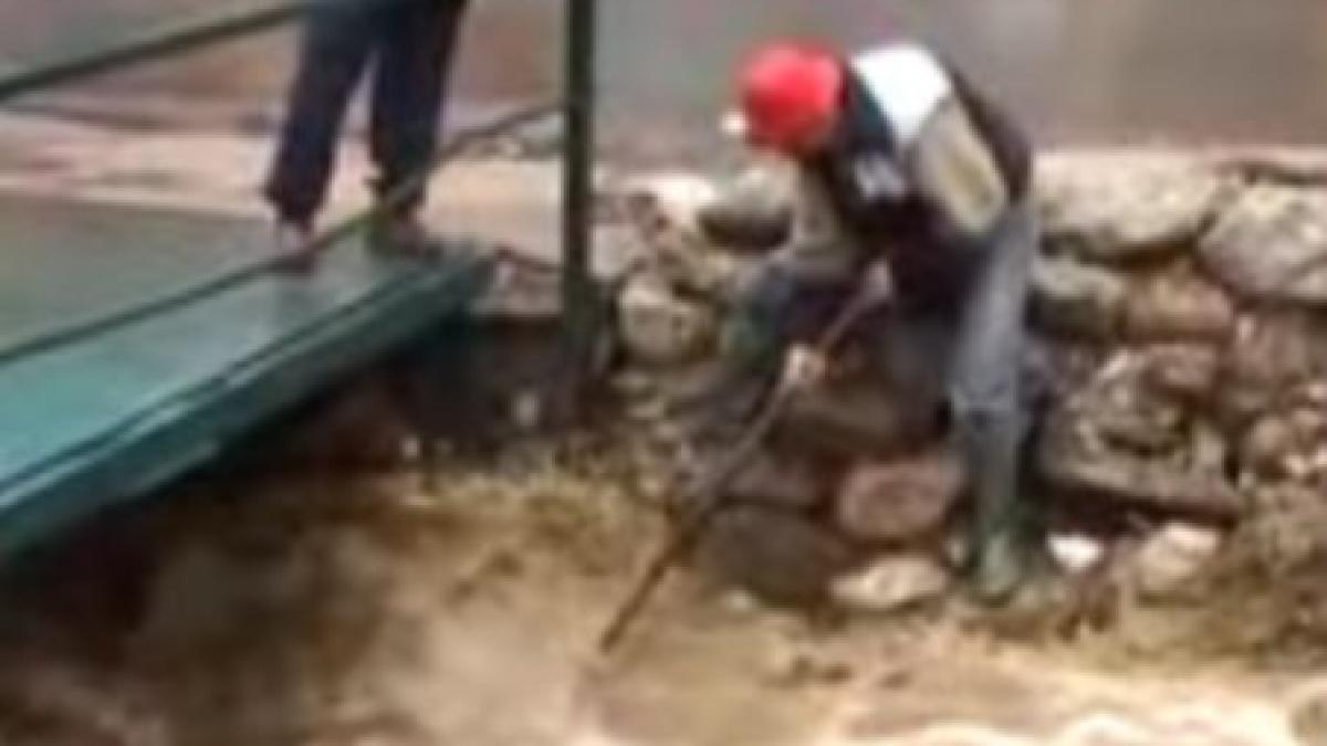 ploi torentiale si inundatii in busteni si baia de fier video