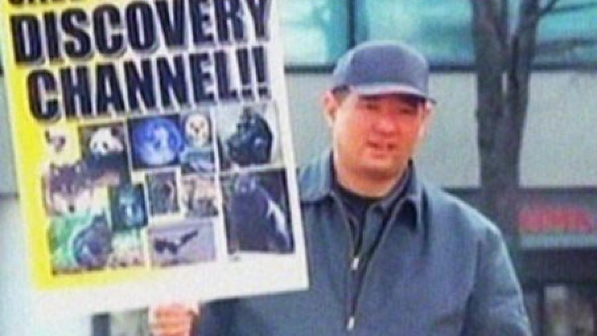 barbatul care a intrat inarmat in sediul discovery impuscat mortal de politisti video