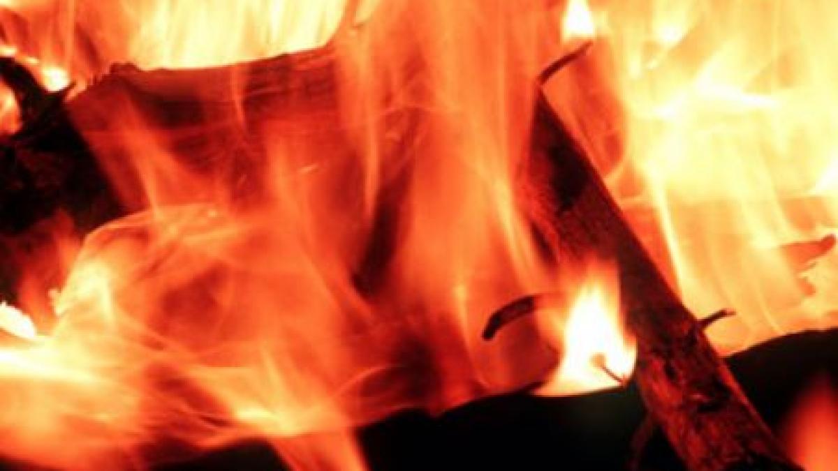 un baiat de 10 ani din gorj a ars de viu dupa ce s a jucat cu focul in curtea casei