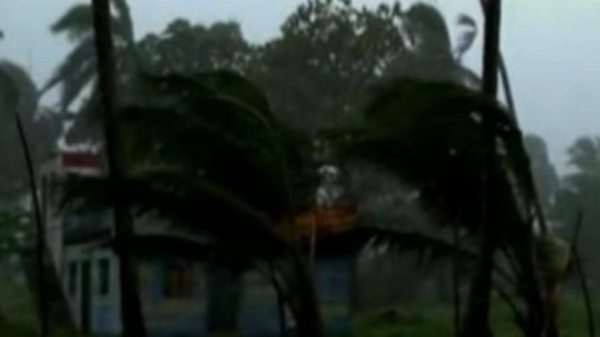 uraganul earl se apropie de coasta statelor unite 100 000 de oameni au fost evacuati