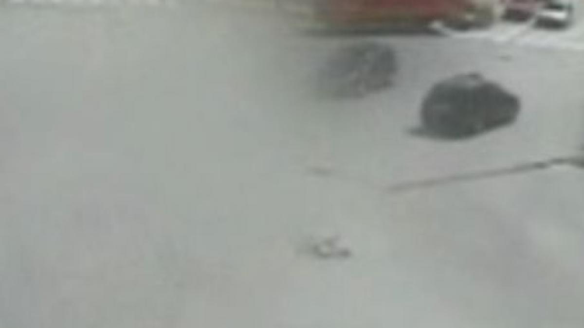 imagini socante un biciclist a murit dupa ce a fost lovit puternic de o masina si aruncat la zeci