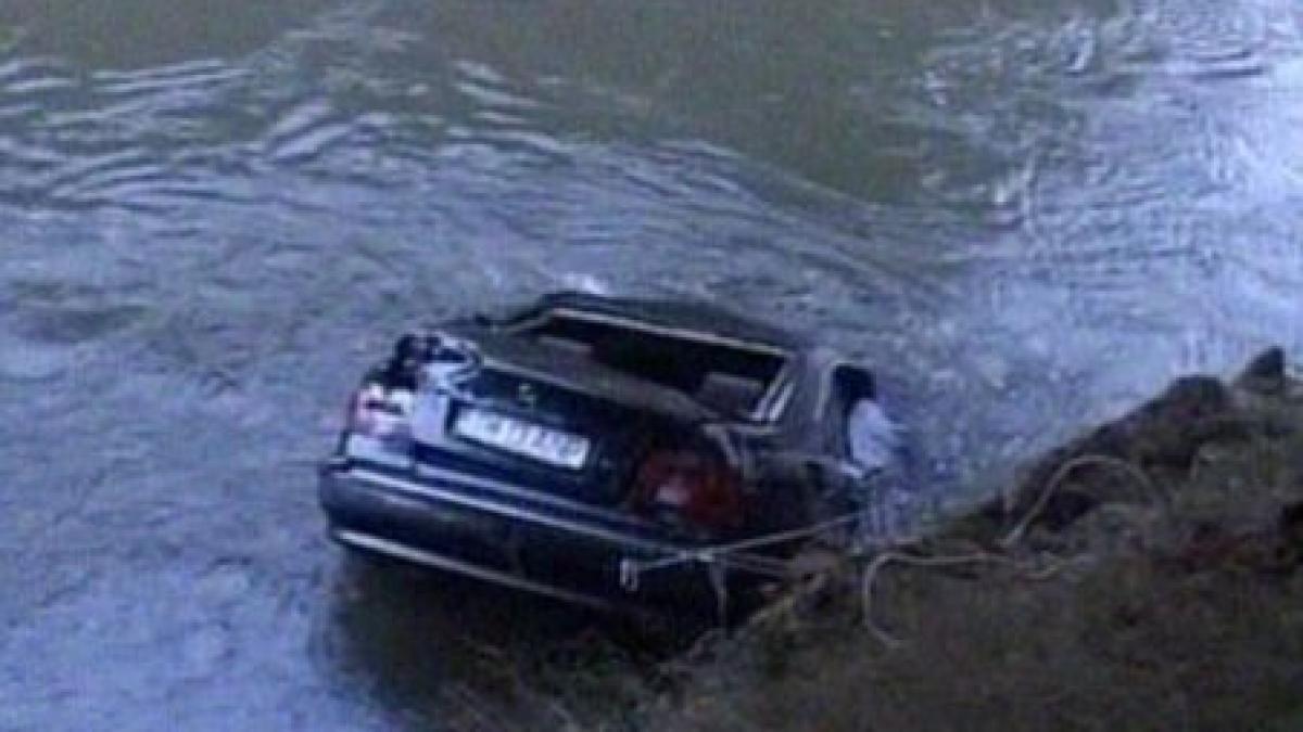 grav accident in defileul jiului o persoana a murit si doua au fost ranite dupa ce au plonjat cu