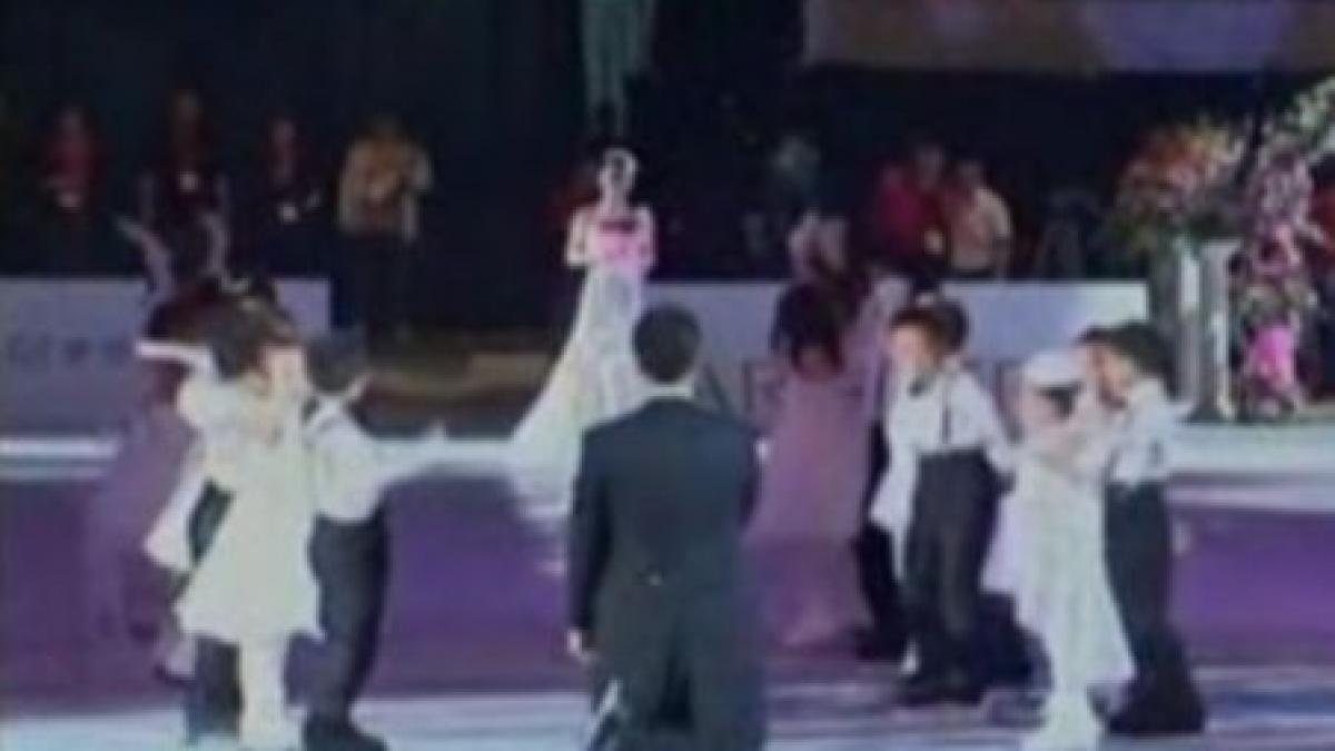 primul cuplu de patinatori chinezi medaliat cu aur la olimpiada si a facut nunta pe gheata video
