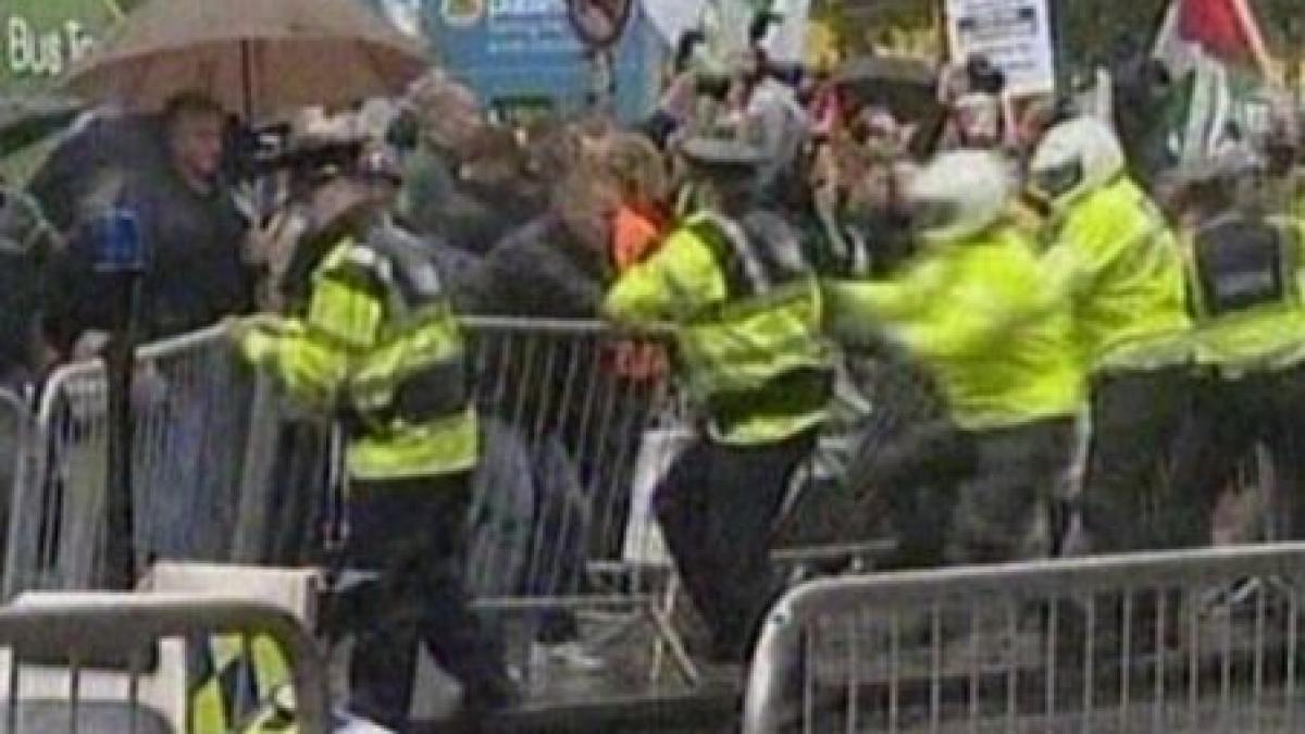 tony blair atacat cu pantofi si oua de manifestanti furiosi la evenimentul de lansare a