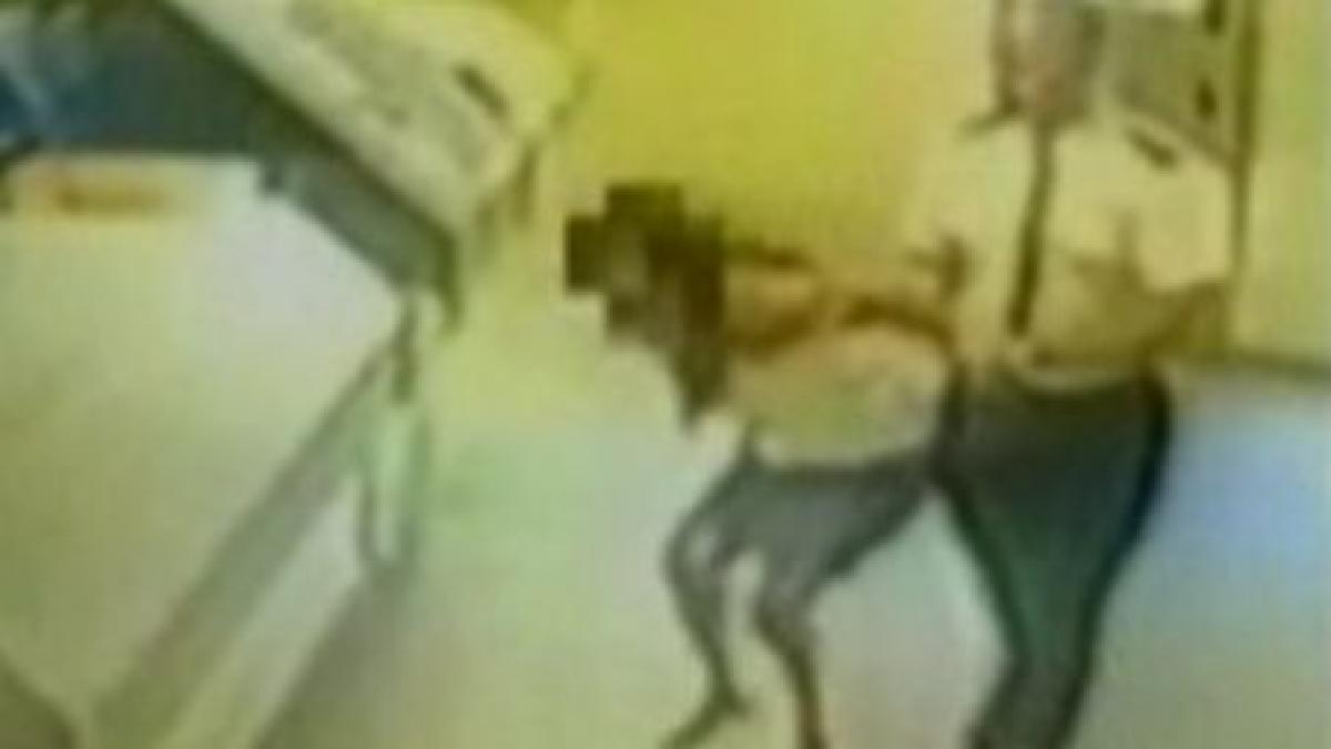 un politist britanic a batut o femeie pentru ca dormea in masina video