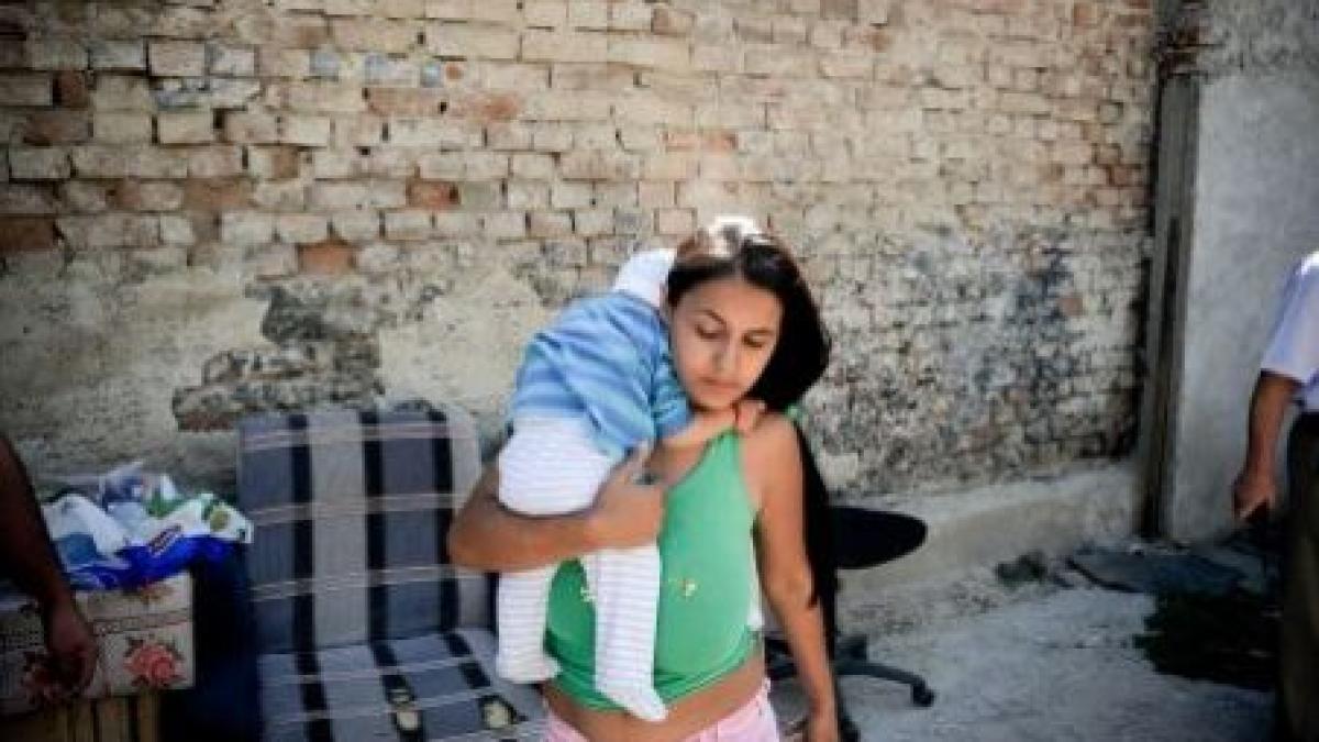 autoritatile din roma incep demolarea taberelor ilegale de romi video