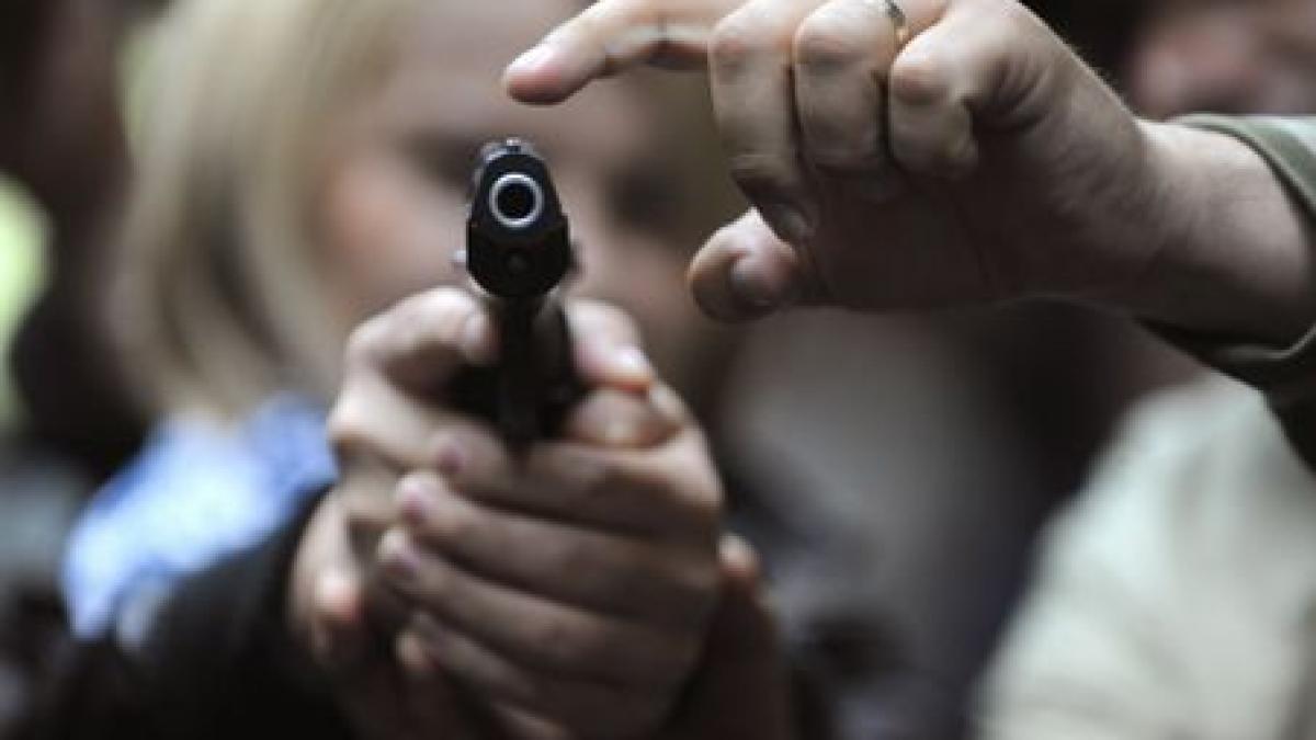 doi barbati sustin ca au fost impuscati fara motiv dupa ce au coborat din masina video