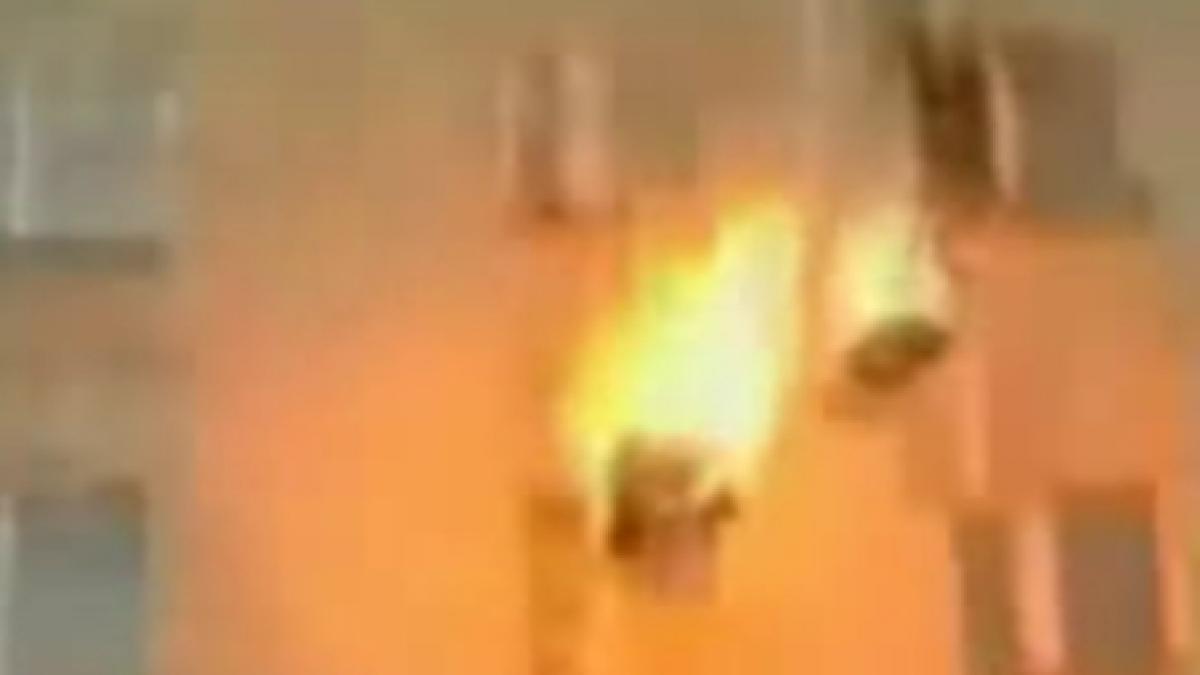 un barbat si a dat foc si s a aruncat de la etajul noua al unui bloc imagini socante