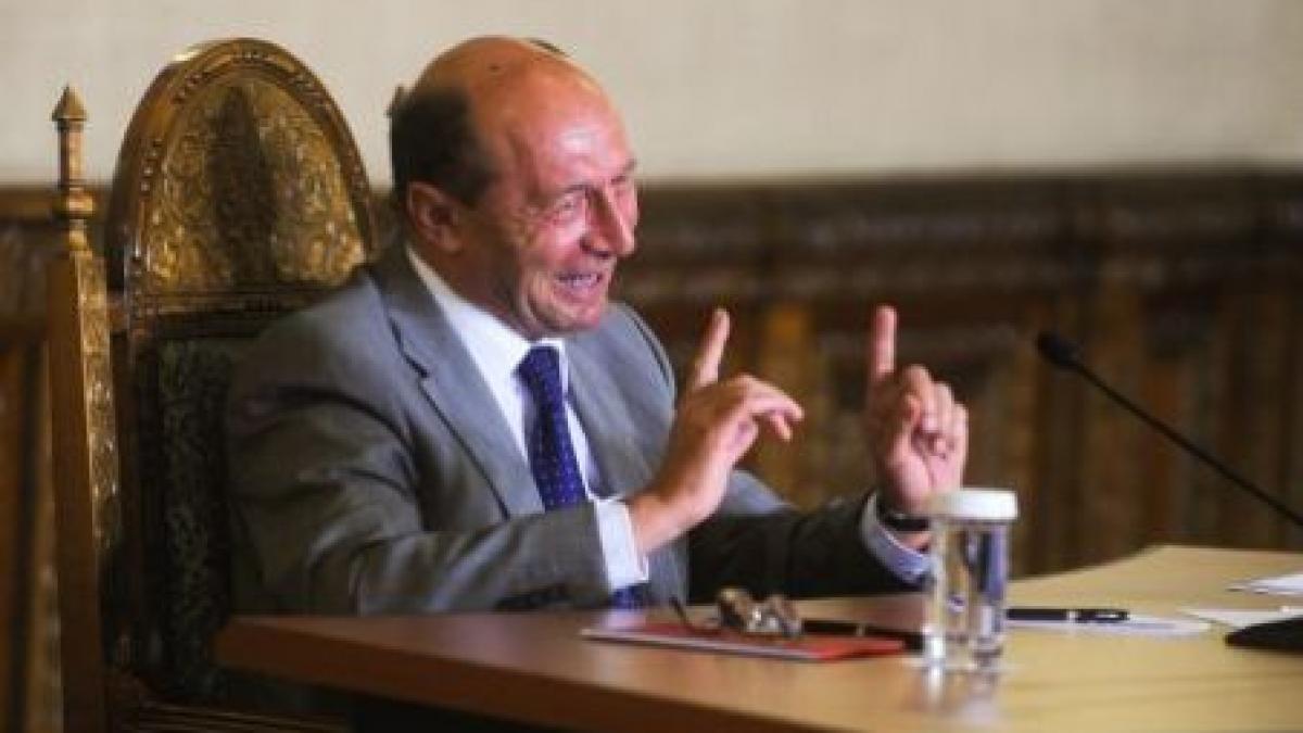 basescu ticalosii care au cumparat voturi pacalindu i pe pensionari tipa acum video