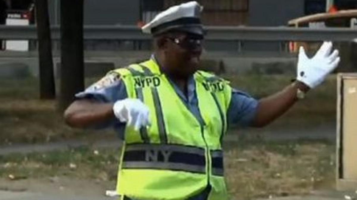 un politist american dirijeaza traficul in pasi de dans video