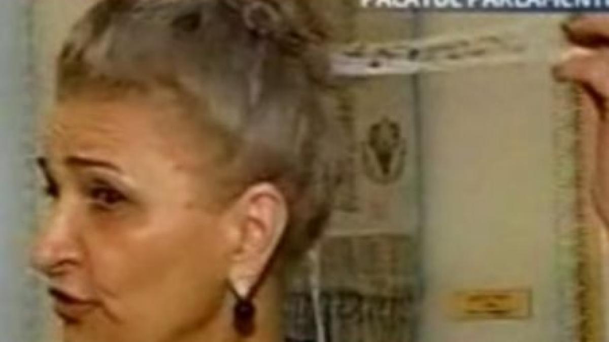 aura vasile si a prins in par o panglica inscriptionata ticalosi in semn de protest la afirmatia