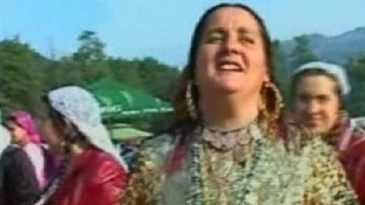 basescu le transmite romilor ca ii iubeste la fel ca pe toti cetatenii romaniei video