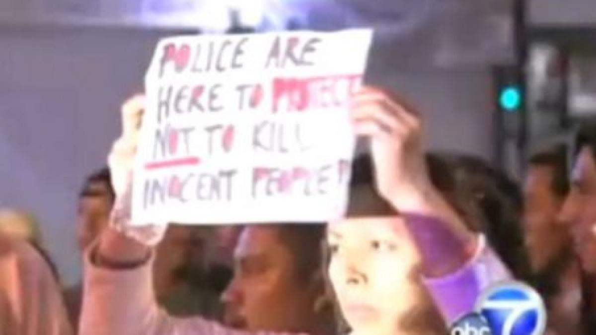 cateva sute de persoane au aruncat cu oua si pietre in politistii din los angeles video