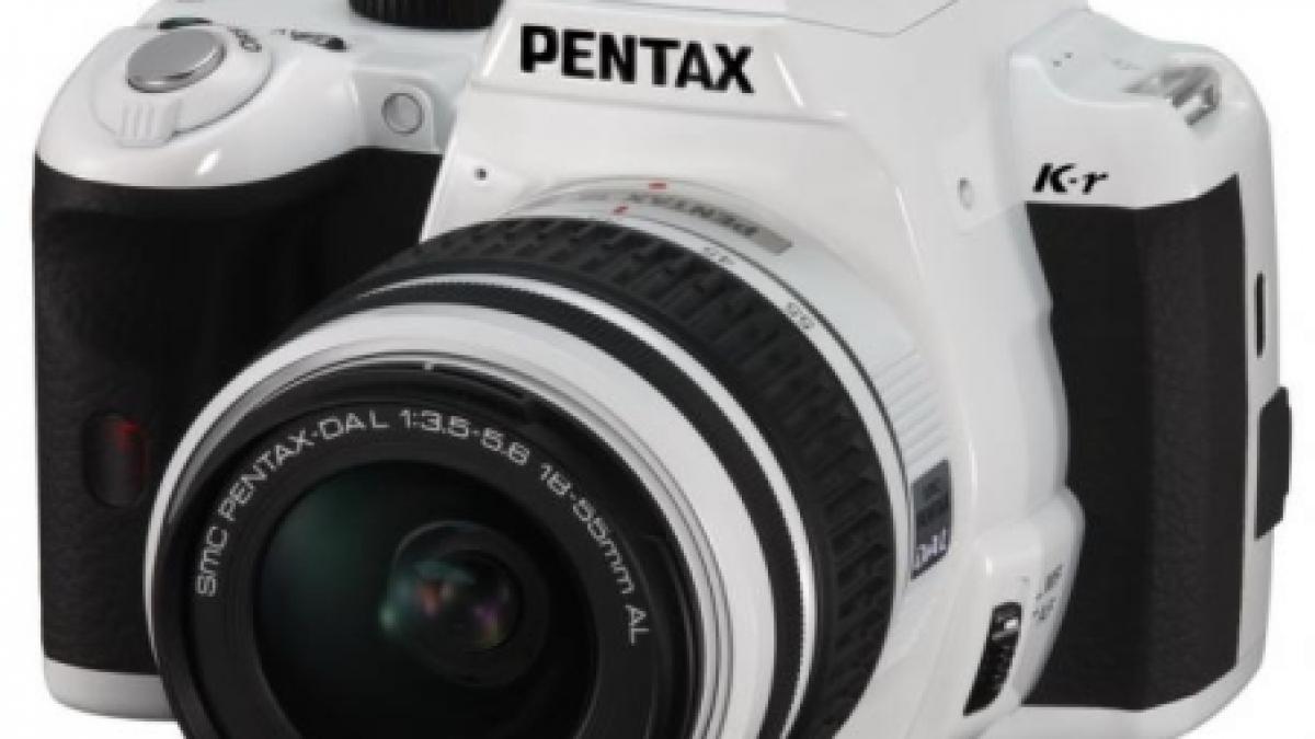 Pentax lansează două camere compacte şi un DSLR entry-level (FOTO)