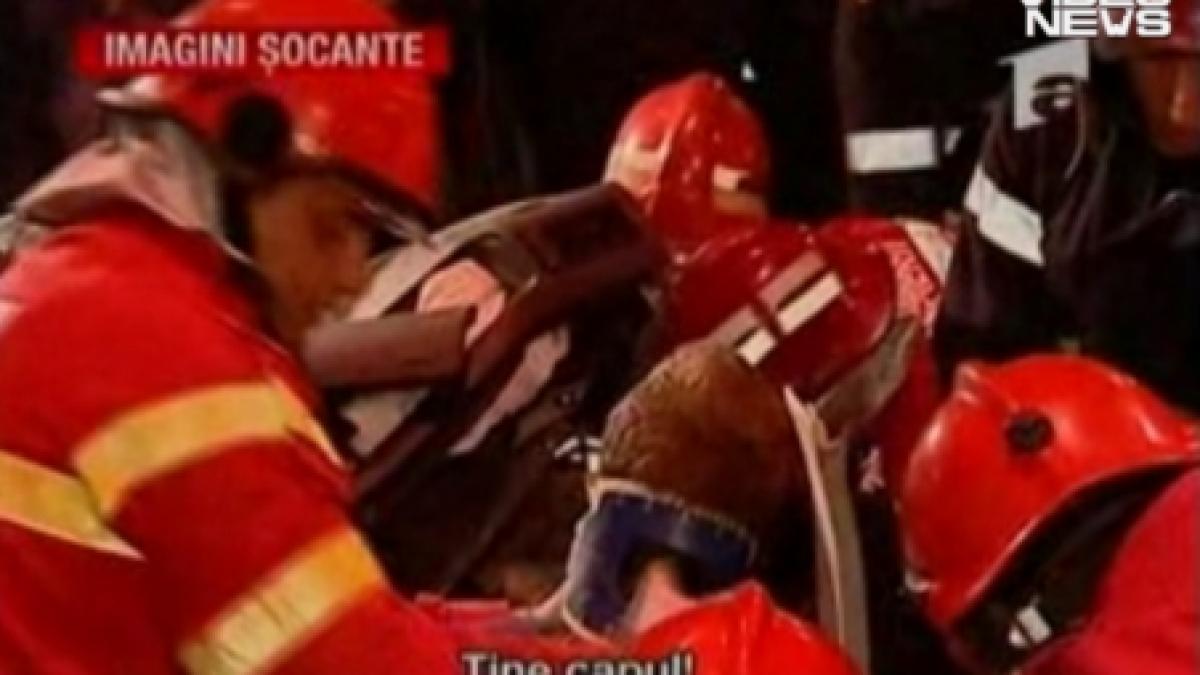 zeci de pompieri medici si asistente au luptat pentru viata unor tineri implicati intr un accident