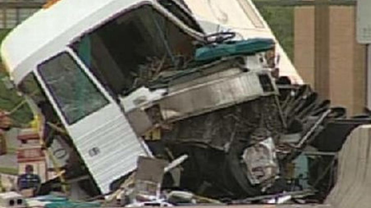 brazilia noua morti dupa ce un autocar a fost rupt in doua de un tren