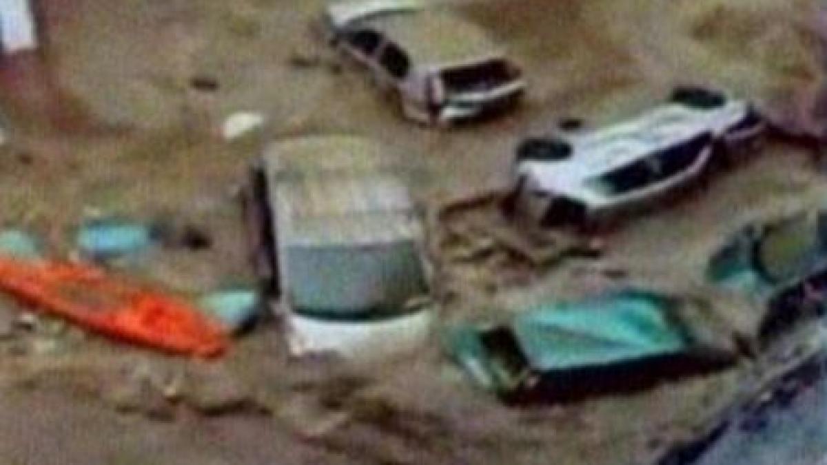 imagini incredibile zeci de masini si case distruse de o alunecare de teren intr un sat italian