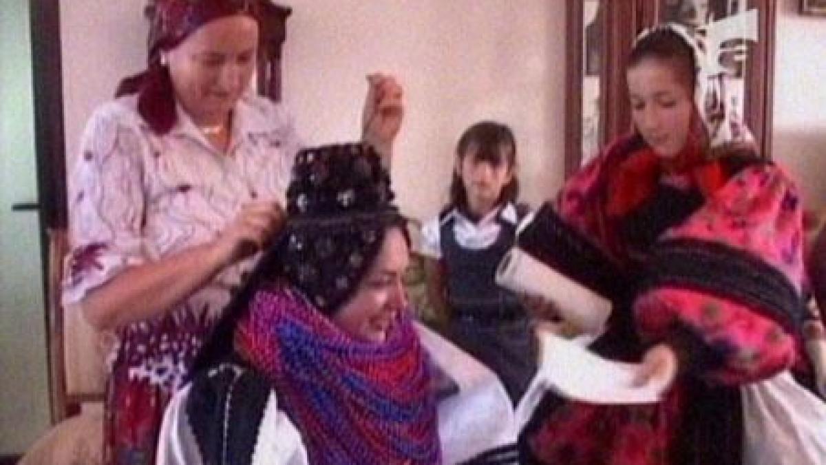 mireasa cu 10 kilograme de margele la gat asa cere traditia nuntii in tara oasului video