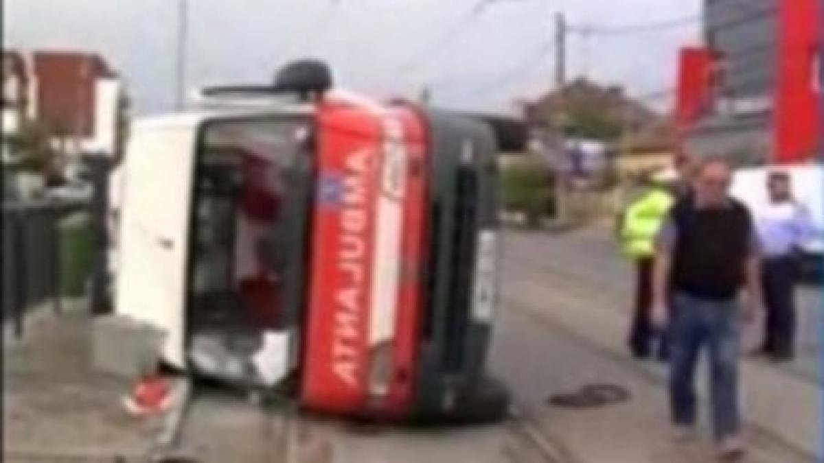 timisoara o ambulanta in misiune rasturnata de un sofer care nu a cedat trecerea video