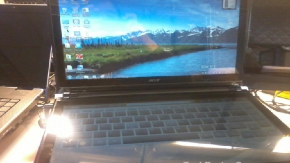 laptop acer cu doua ecrane tactile in imagini pe internet foto