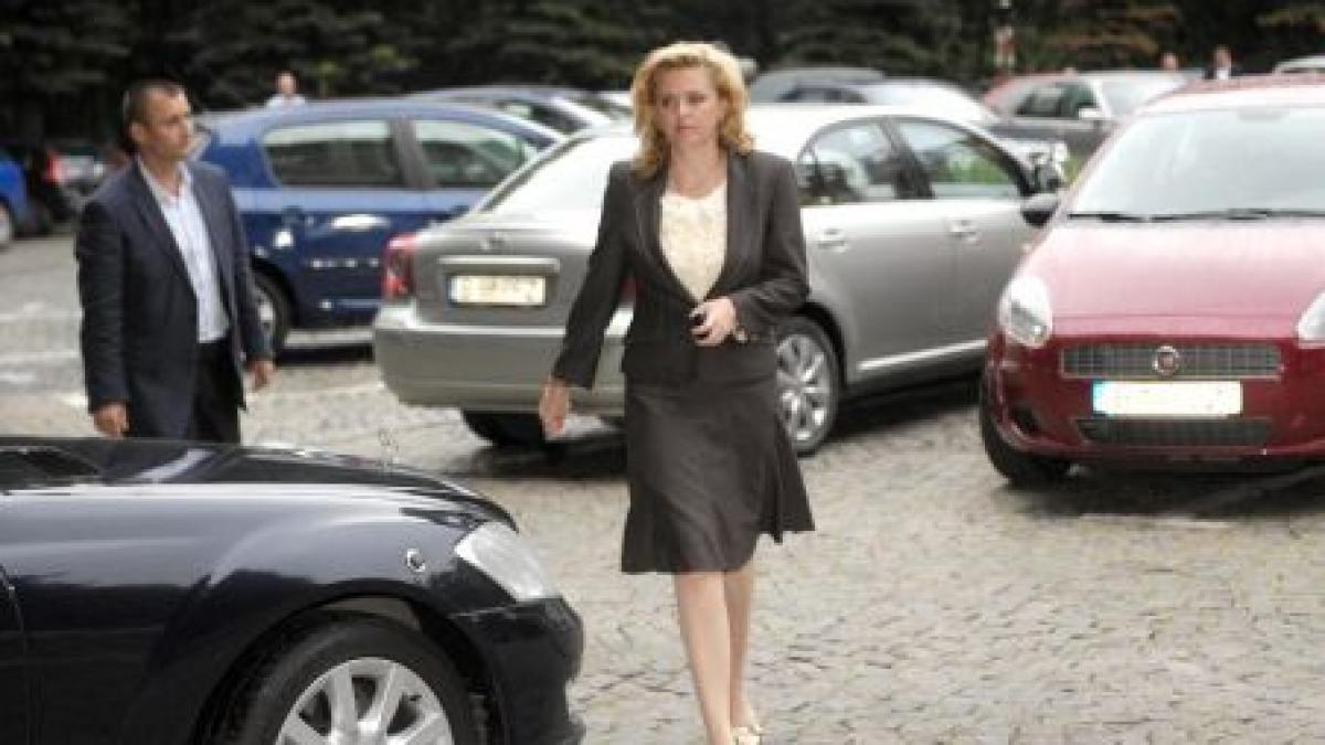 roberta anastase si reprezentanti ai pdl au fost huiduiti la iesirea din cimitirul de la tebea video