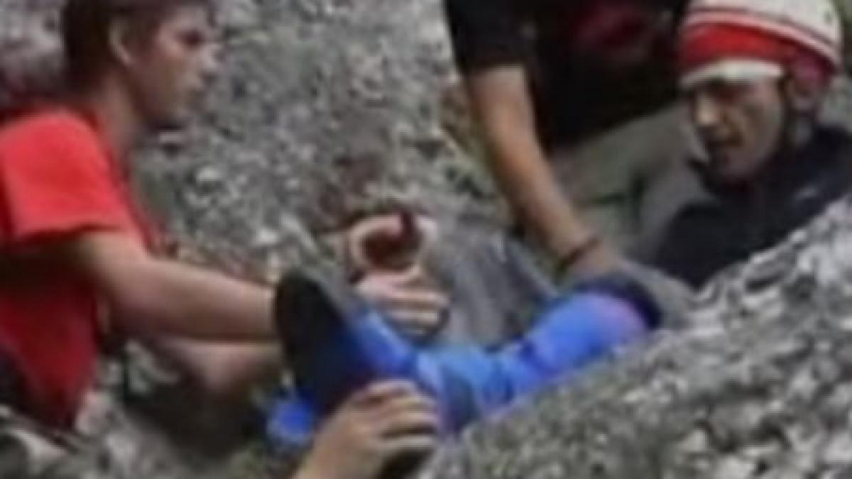 a scapat cu viata dupa ce a cazut intr o rapa din muntii bucegi video
