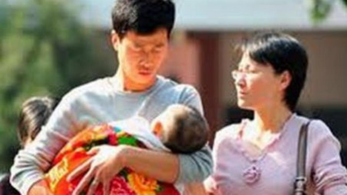 china renunta la politica un copil pe familie video