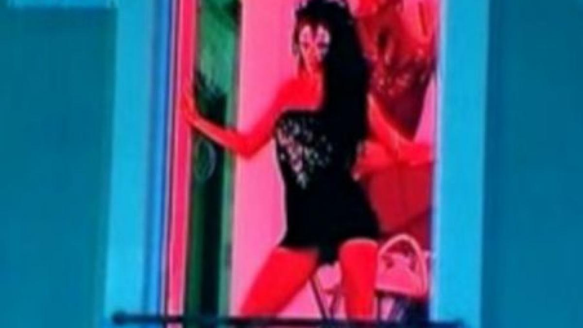 salon de masaj erotic in centrul capitalei fetele isi atrag clientii din vitrina video