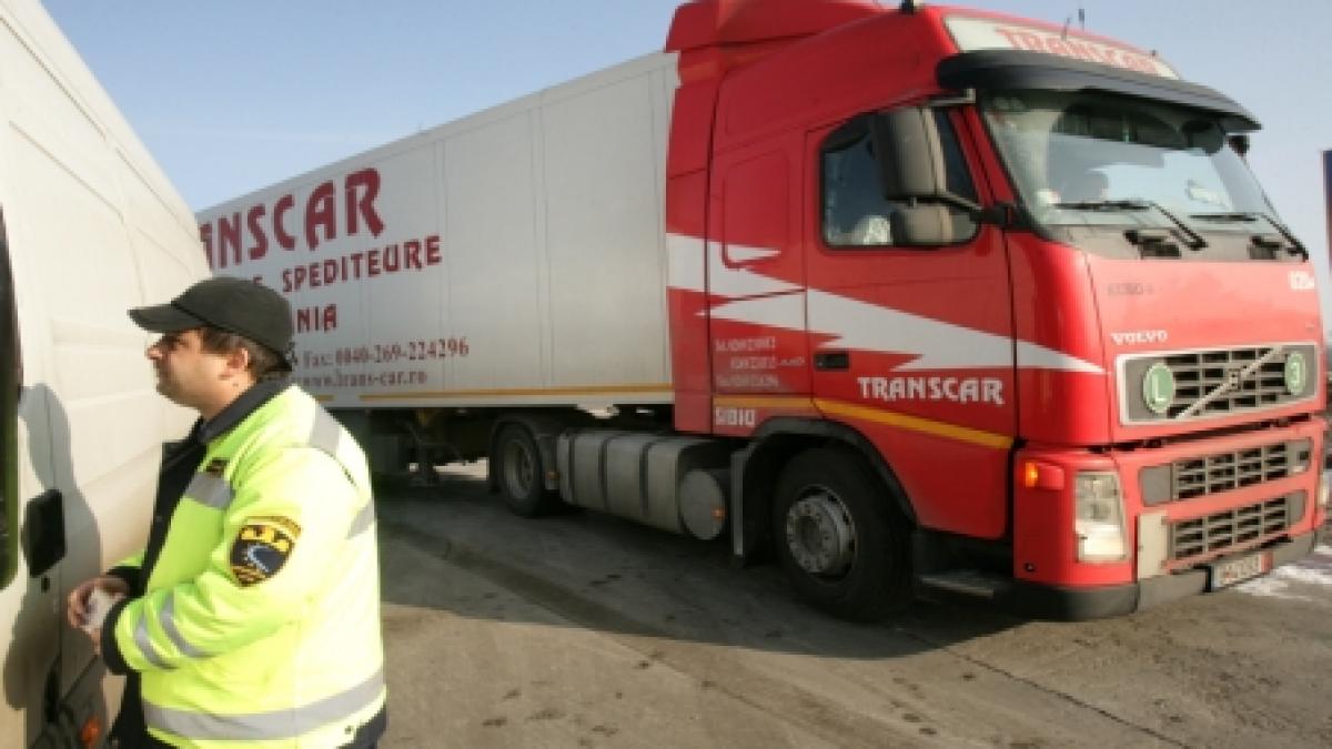 trafic blocat pe dn1 dupa ce o cisterna incarcata cu substante inflamabile s a rasturnat