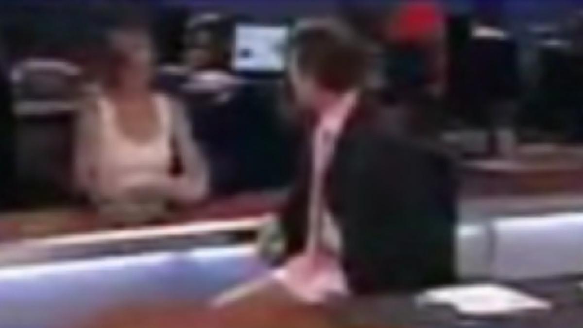 crainicul unei televiziuni slovene prezinta jurnalul in boxeri video