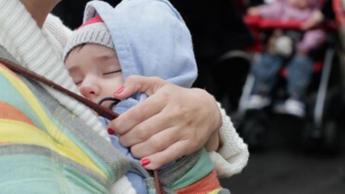 o asistenta de la un spital din timisoara a lipit cu leucoplast gura unui bebelus video