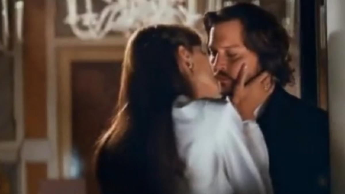 angelina jolie il saruta pe johnny depp in the tourist video