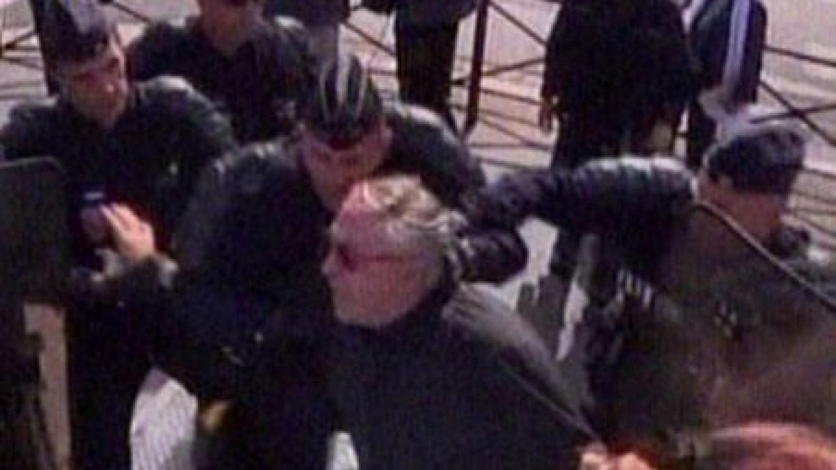 sute de francezi protesteaza fata de cresterea varstei de pensionare video