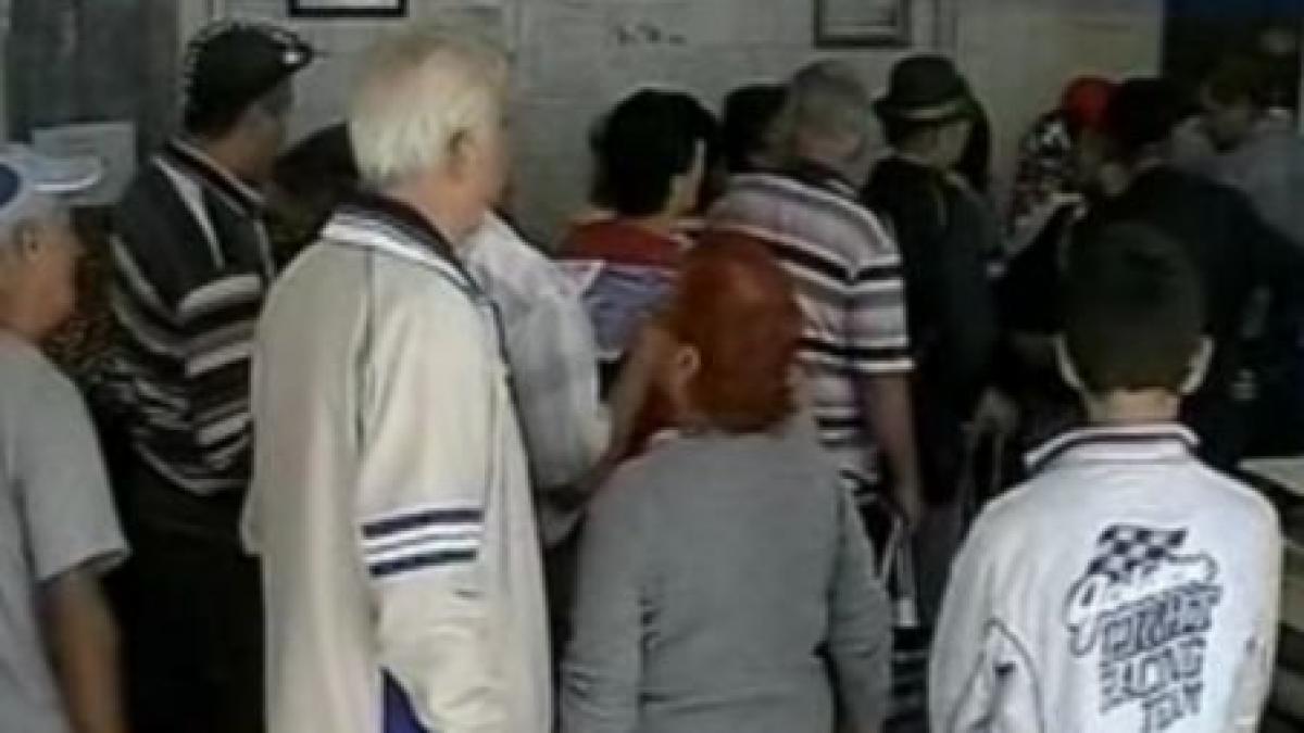 focsani imbulzeala la malai si biscuiti oferiti de ue la cantina de ajutor social video