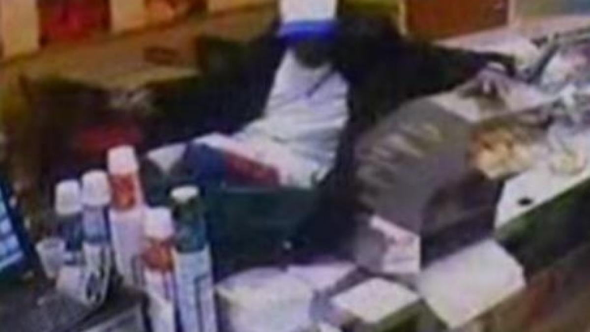 hoti prosti unul se impiedica de casa de marcat altul isi pune masca in fata camerelor video video