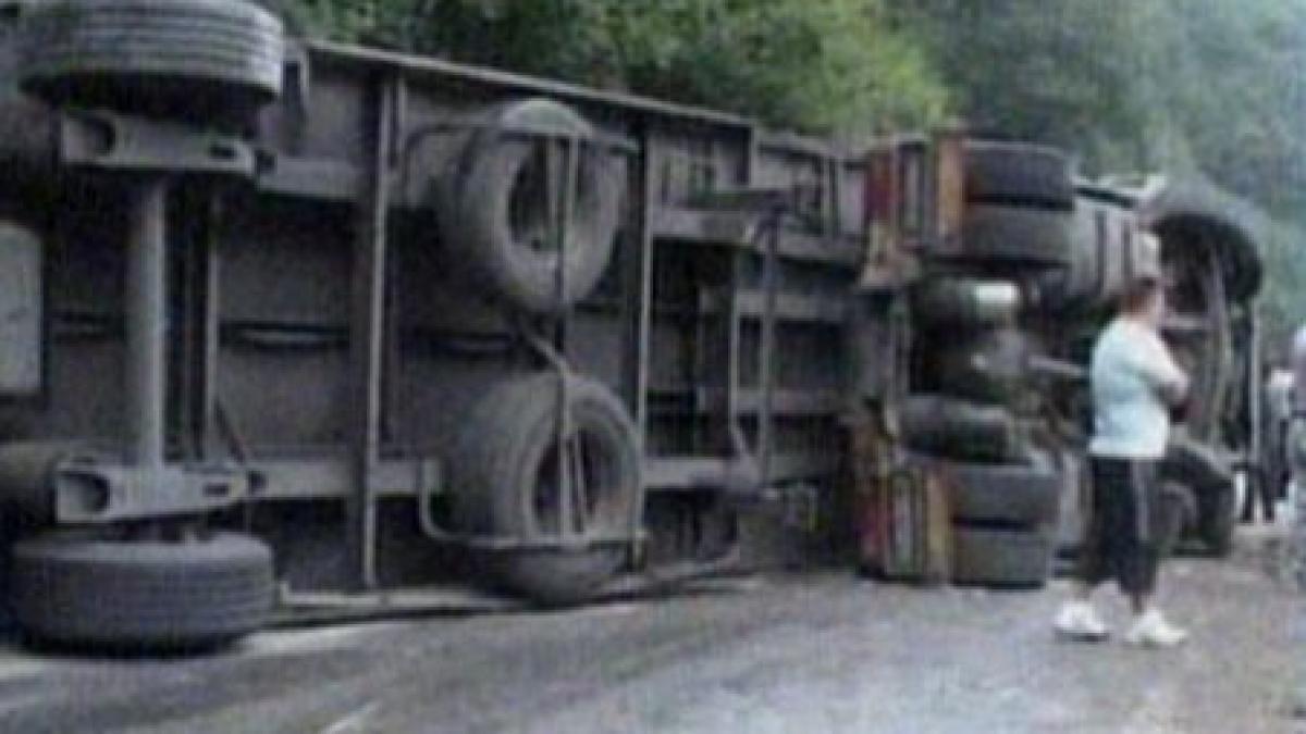trafic rutier intrerupt pe dn1a brasov ploiesti dupa ce un autotren s a rasturnat