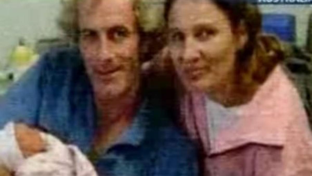 a ramas fara parinti la doar cateva saptamani de viata video